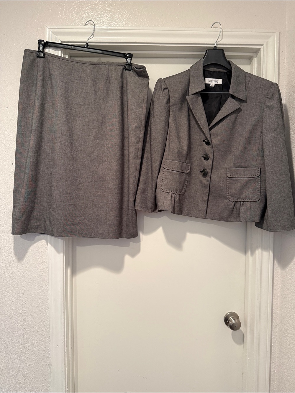 Suit Studio Women's Two-Piece Pencil Skirt Suit in Gray
